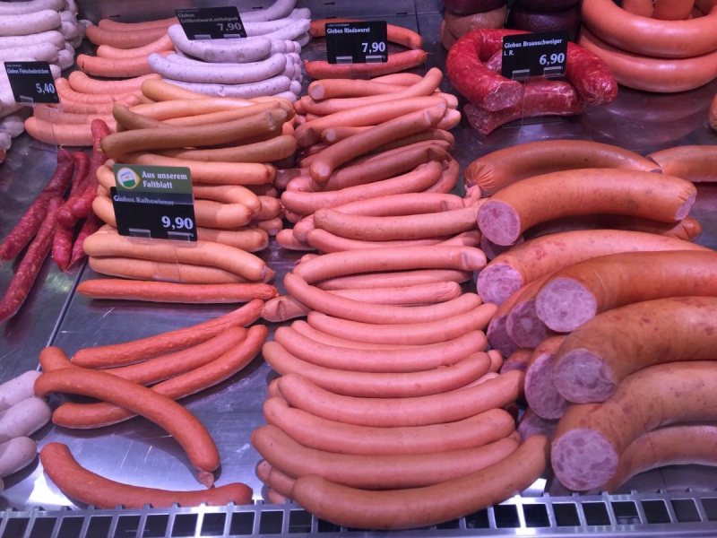 charcuterie-LES MUJOULS-min_sausages_meat_butchery-1069321